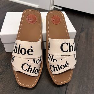 CHLOE WOODY LOGO SLIDE SANDAL